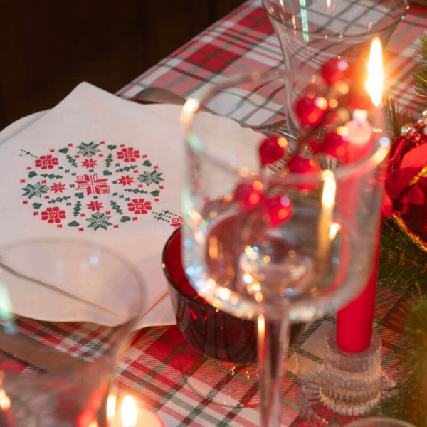 Paviot Servietten boule brodee, embroidered Christmas ball, red, green on the table